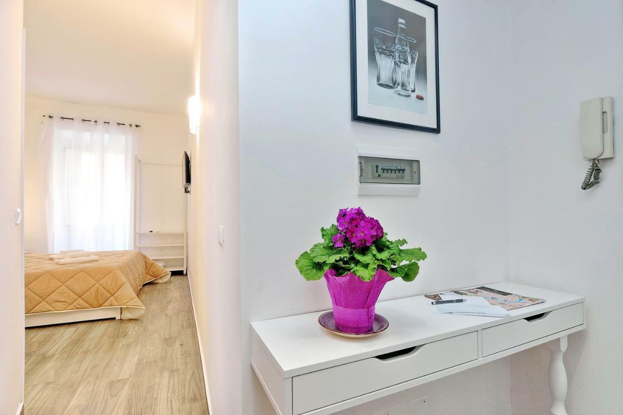 Deco's Place Cloe Apartment